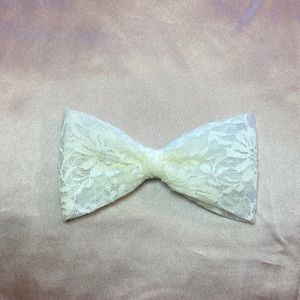 9/$50 White Lace Bow Hair Clip